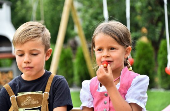 kinder-spielplatz-früchte-essen