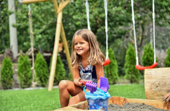 kinder-spielplatz-maedchen-sand-spielen