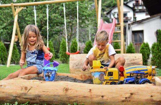 kinder-spielplatz-sand-spielen